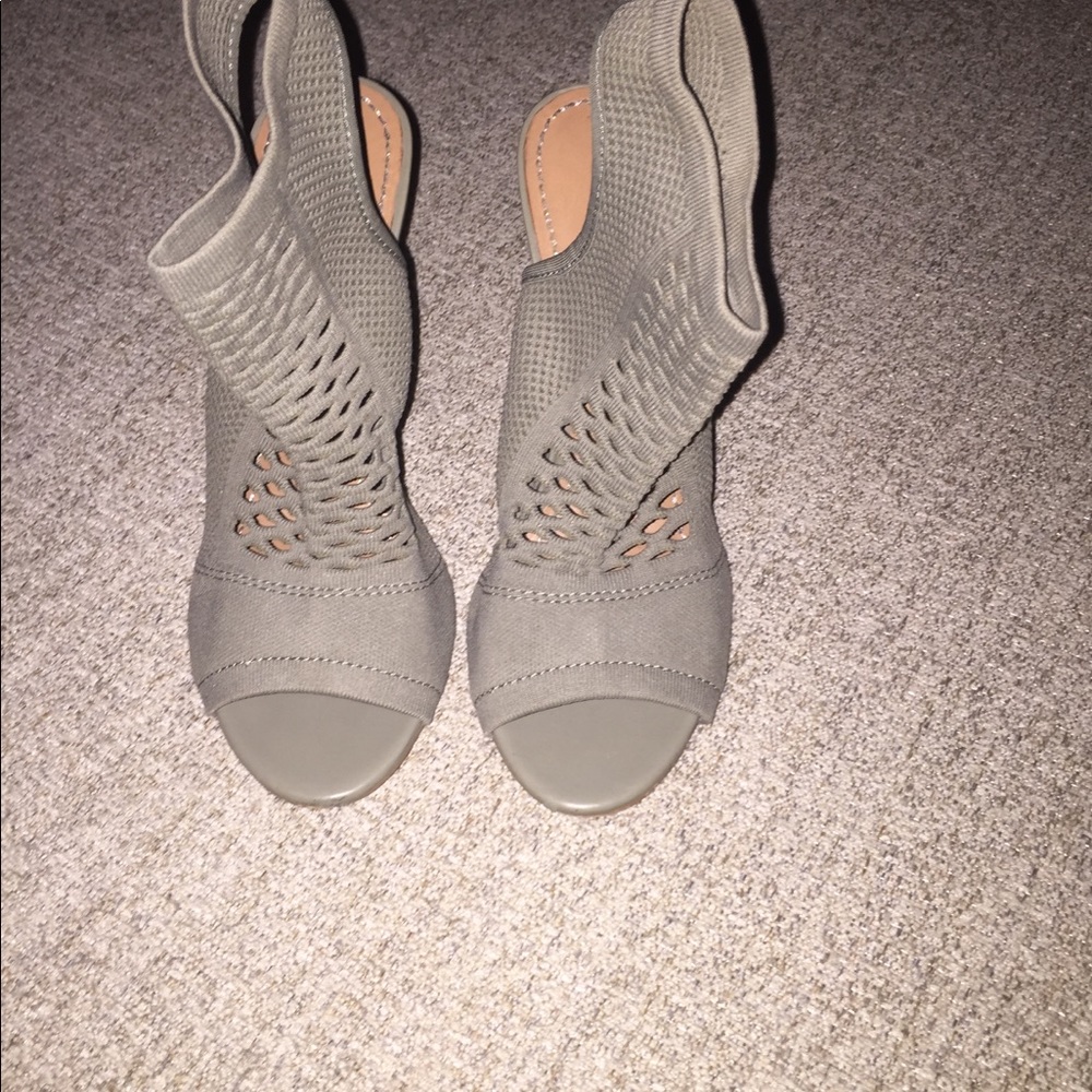 Cue Zara heels